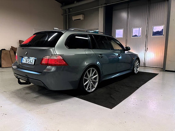 BMW 523i 3 of 12