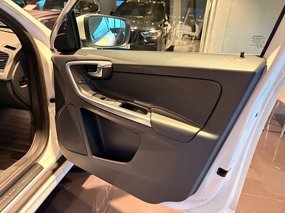 Volvo XC60 13 of 25