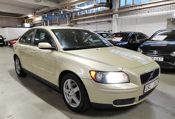 Volvo S40 2 of 16