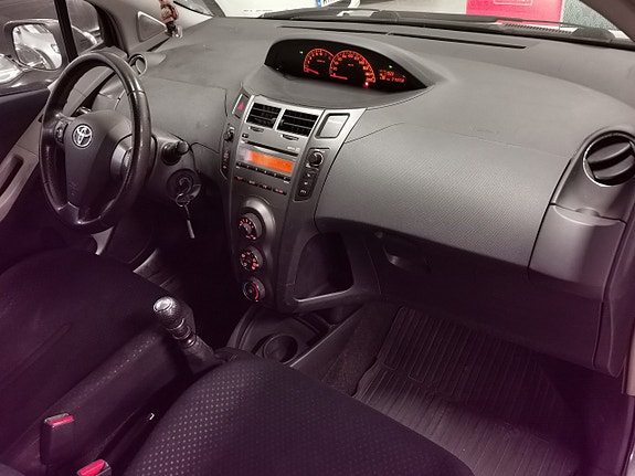 Toyota Yaris 10 of 15
