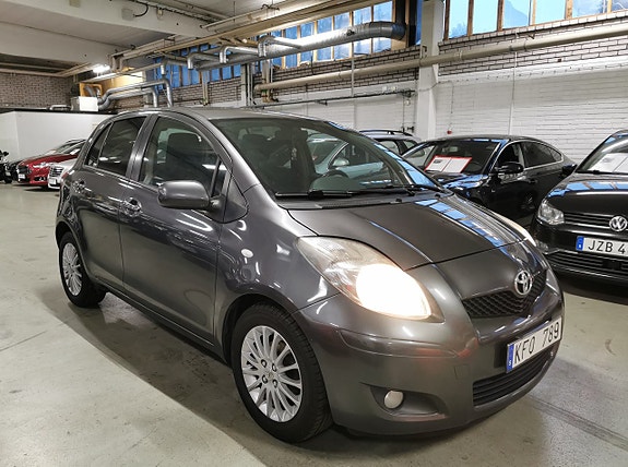 Toyota Yaris 2 of 15