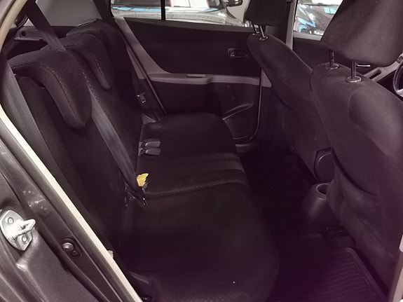 Toyota Yaris 11 of 15