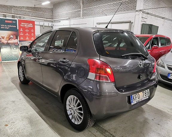 Toyota Yaris 3 of 15