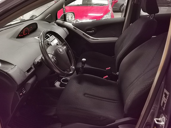 Toyota Yaris 8 of 15