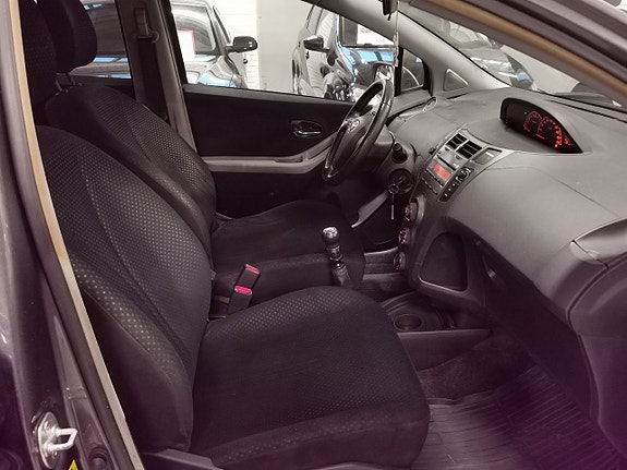 Toyota Yaris 9 of 15