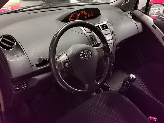 Toyota Yaris 7 of 15