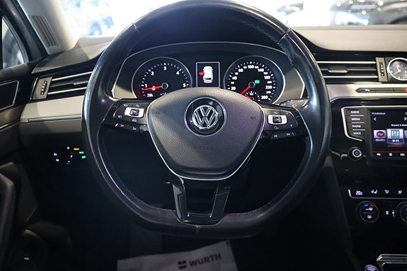 Volkswagen Passat 18 of 30