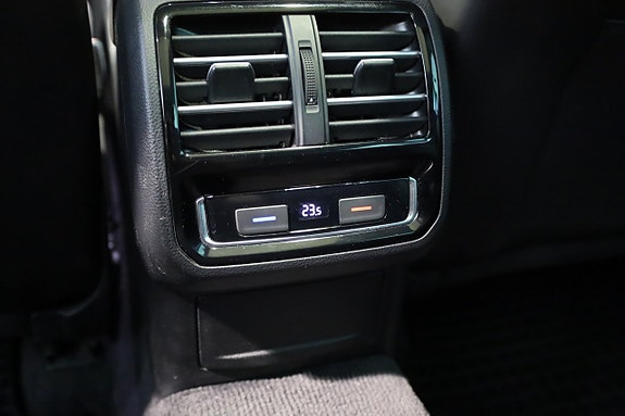 Volkswagen Passat 19 of 30