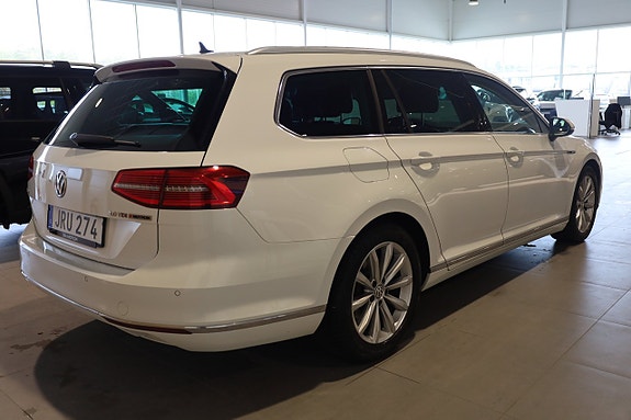 Volkswagen Passat 5 of 30