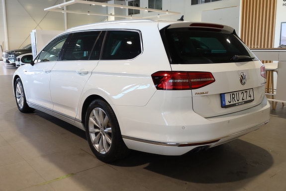 Volkswagen Passat 3 of 30