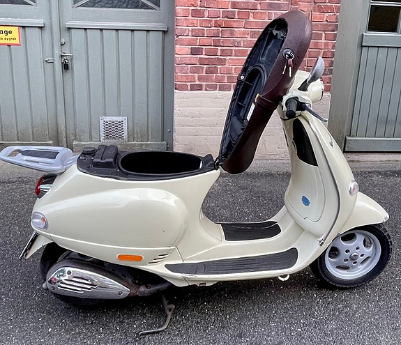 Piaggio Vespa ET4 125 5 of 7