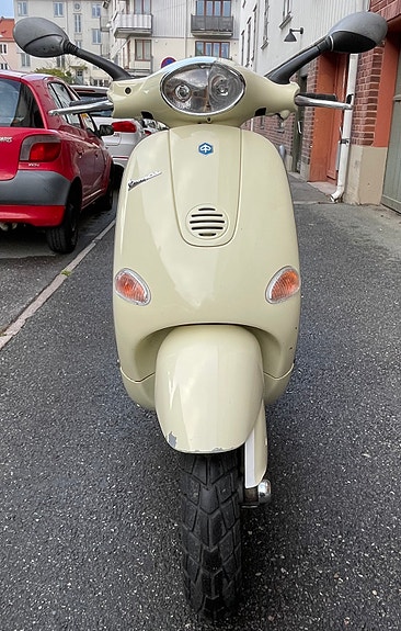 Piaggio Vespa ET4 125 3 of 7