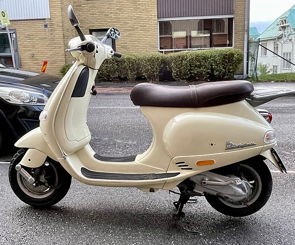 Piaggio Vespa ET4 125 2 of 7