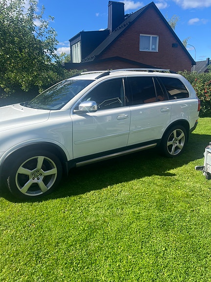 Volvo XC90 2 of 8