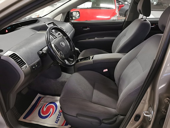 Toyota Prius 8 of 19