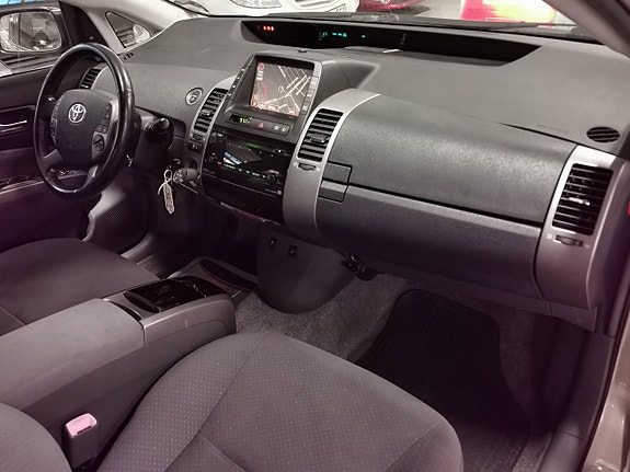 Toyota Prius 9 of 19