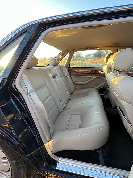 Jaguar XJ 9 of 17
