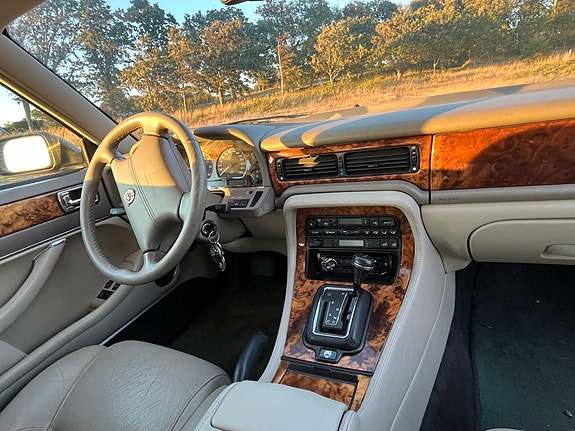 Jaguar XJ 8 of 17