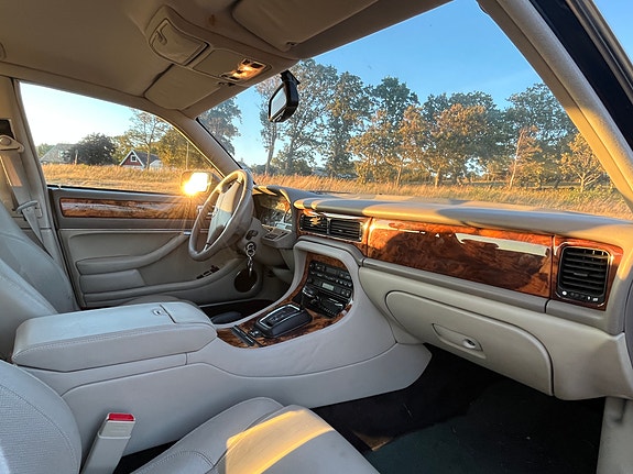 Jaguar XJ 5 of 17