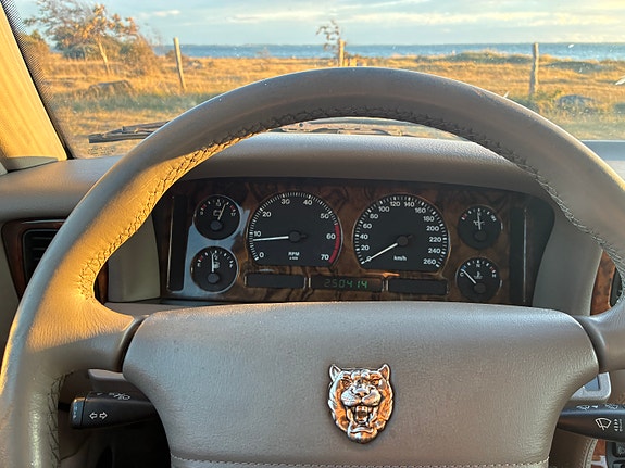 Jaguar XJ 6 of 17