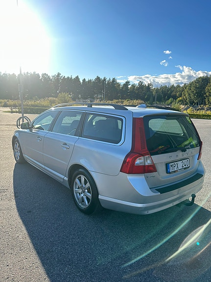 Volvo V70 2 of 6