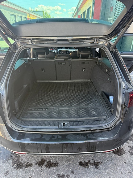 Volkswagen Passat 12 of 14