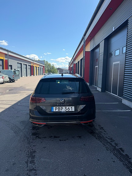 Volkswagen Passat 4 of 14