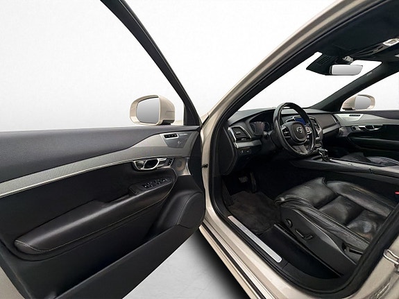 Volvo XC90 12 of 30