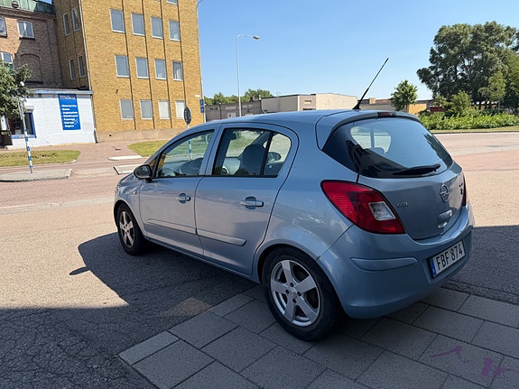Opel Corsa 2 of 4