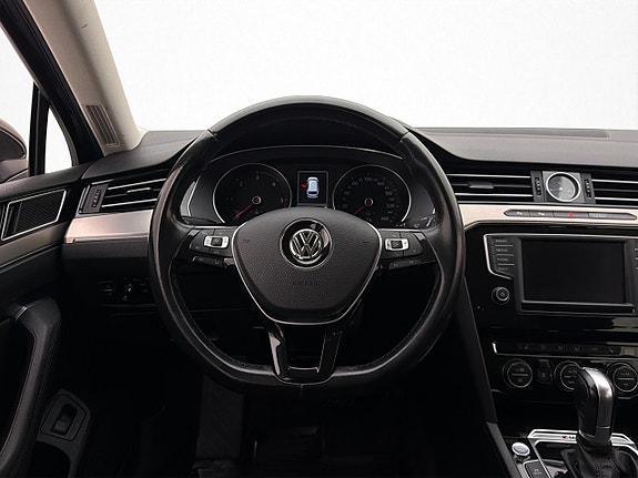 Volkswagen Passat 10 of 28