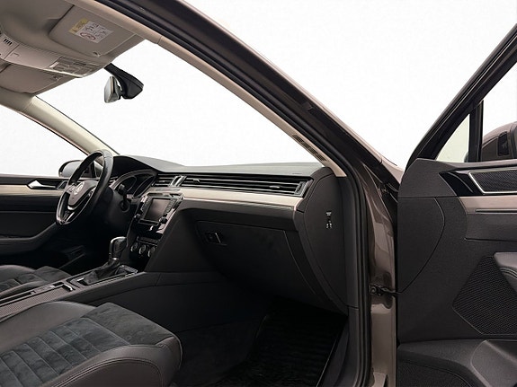 Volkswagen Passat 12 of 28