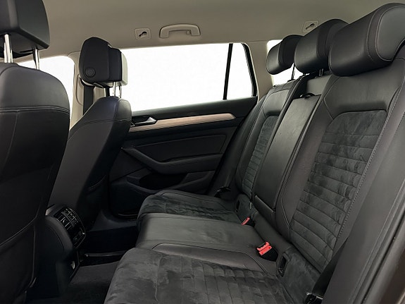 Volkswagen Passat 13 of 28