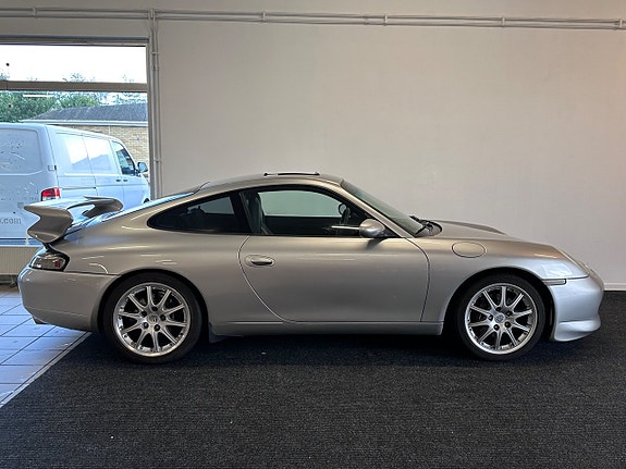 Porsche 911 Carrera 6 of 25