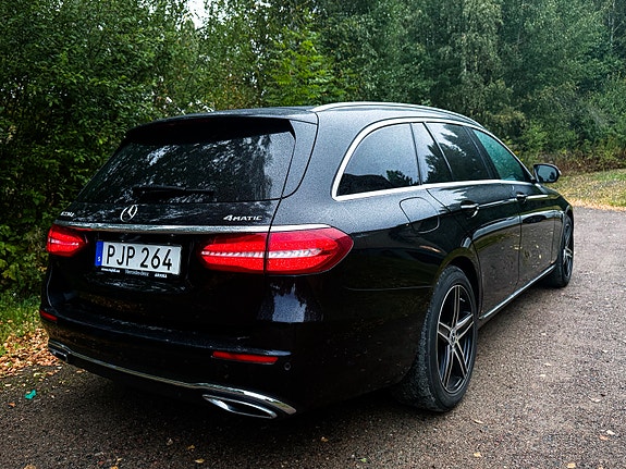 Mercedes-Benz E220 2 of 11