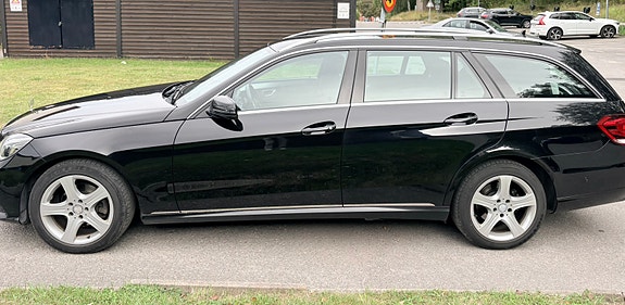 Mercedes-Benz E220 2 of 14