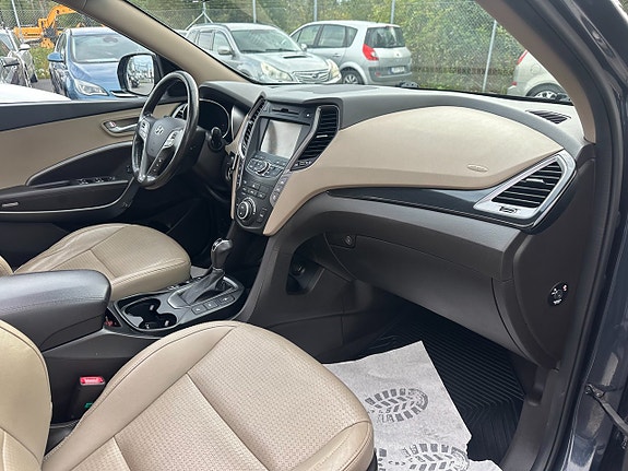 Hyundai Grand Santa Fe 17 of 30