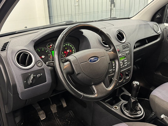 Ford Fusion 14 of 19