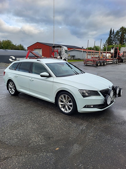 Skoda Superb 2 of 9