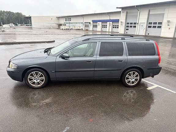 Volvo V70 2 of 9