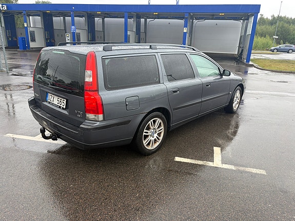Volvo V70 3 of 9