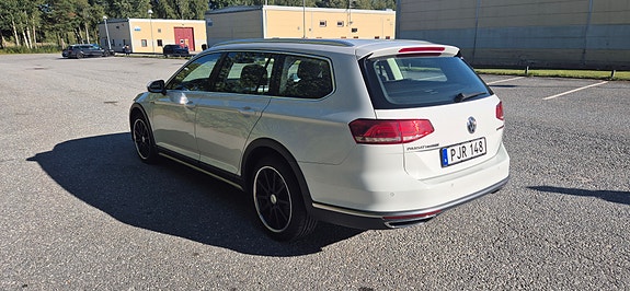 Volkswagen Passat Alltrack 2 of 7