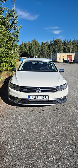 Volkswagen Passat Alltrack 3 of 7