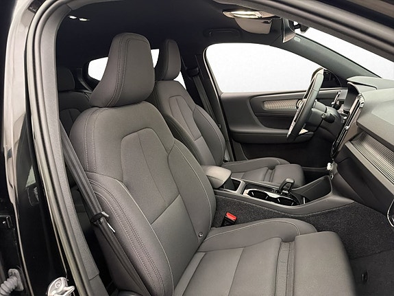 Volvo XC40 12 of 30