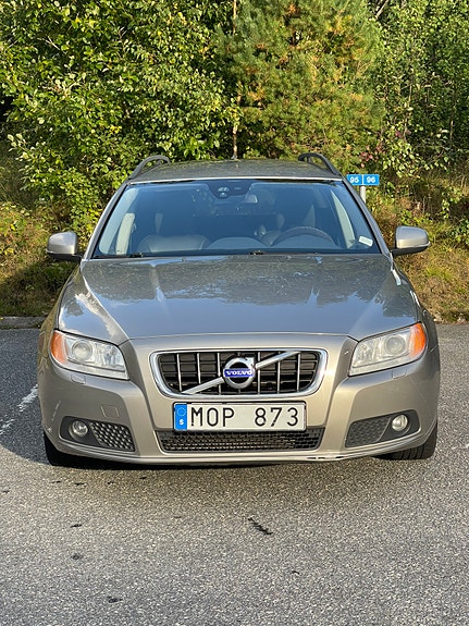 Volvo V70 2 of 6