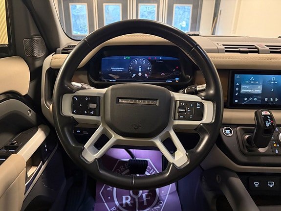 Land Rover Defender 110 16 of 30