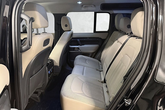 Land Rover Defender 110 18 of 30
