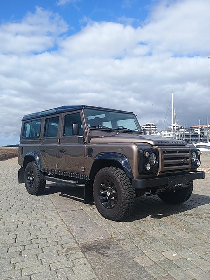 Land Rover Defender 110 2 of 12