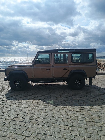 Land Rover Defender 110 5 of 12