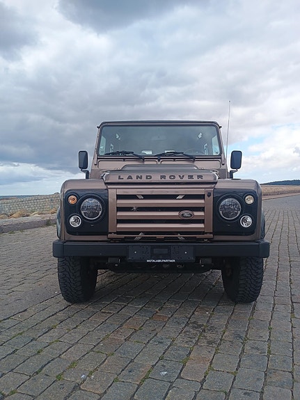 Land Rover Defender 110 3 of 12