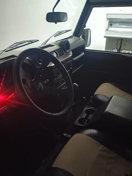 Land Rover Defender 110 9 of 12